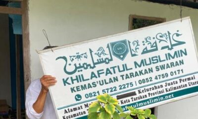 Penurunan papan nama organisasi Khilafatul Muslimin di Tarakan