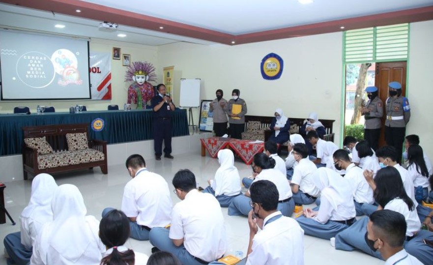 Polwan menggeral kegiatan Polwan Goes To School cerdas bermedia sosial bagi siswa sekolah dalam rangka menyambut HUT Ke-74 Polwan RI di wilayah Jakarta Selatan
