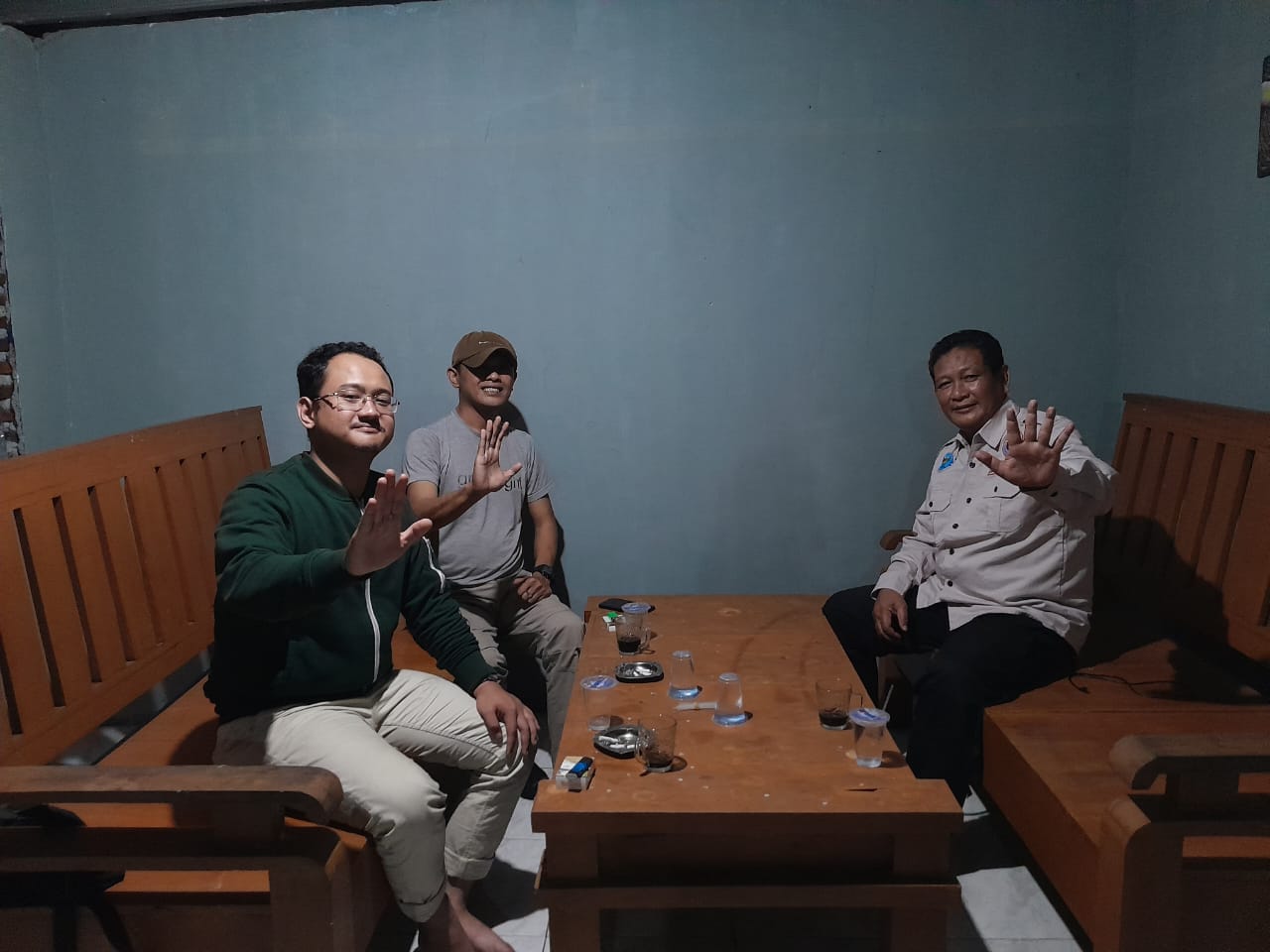 Ketua DPC INSANO Pandeglang (kanan), Syalinendra Adi Sapta saat dikunjungi di Kantor DPC INSANO Pandeglang. Selasa, 11 Maret 2023. Dokumentasi: Prasetyo